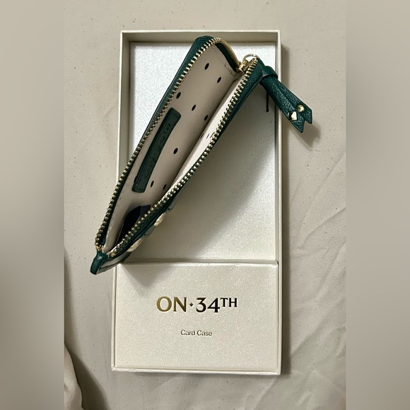 ON •34th Woman's Slim Card Holder - Picture 3 of 4